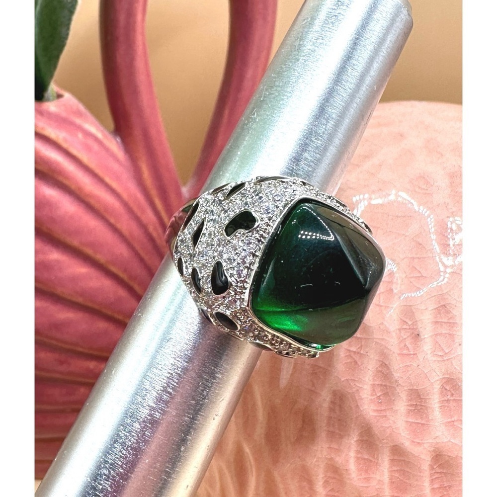 Green stone fashion ring with rhinestones bezel on either side